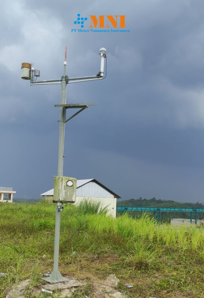 Gambar 2. Automatic Weather Station Campbell dengan sensor METER (ATMOS 22 dan ATMOS 14)